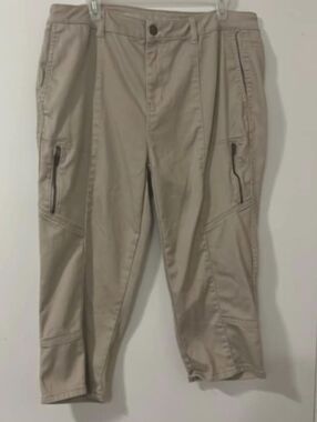 Women's Cargo-Style Capris